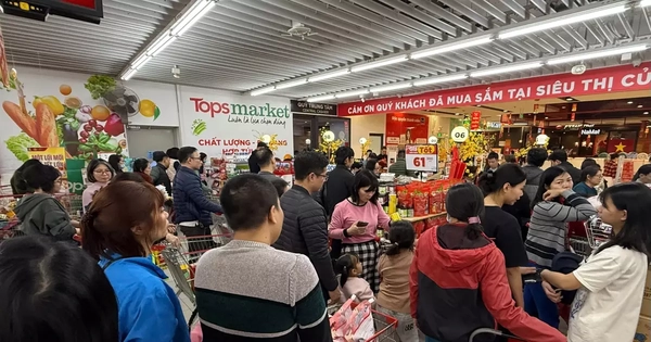 Hà Nội tấp nập mua sắm Tết, siêu thị kéo dài giờ phục vụ tới 23h