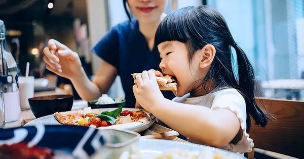 Trẻ sau này có thành đạt hay không, nhìn cách ăn uống cũng có thể đoán ra: Tuyệt đối đừng xem nhẹ!