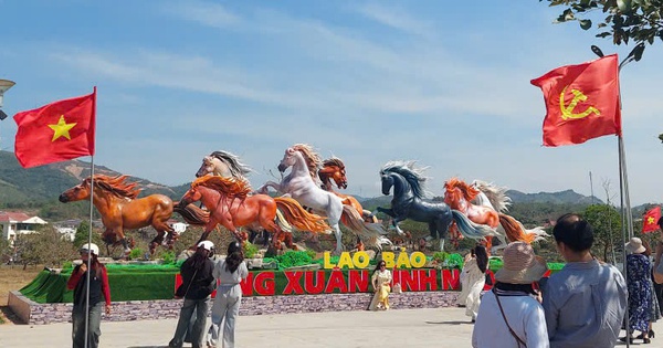 Đàn linh vật ngựa 'Mã đáo thành công' thu hút hàng nghìn người check-in tại Quảng Trị