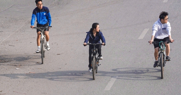 Ngày đầu nghỉ Tết, Hà Nội vắng xe, người dân thong dong dạo phố