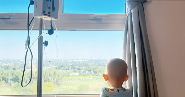 Em bé ung thư 'trông Tết' qua khung cửa sổ bệnh viện gây xúc động mạnh