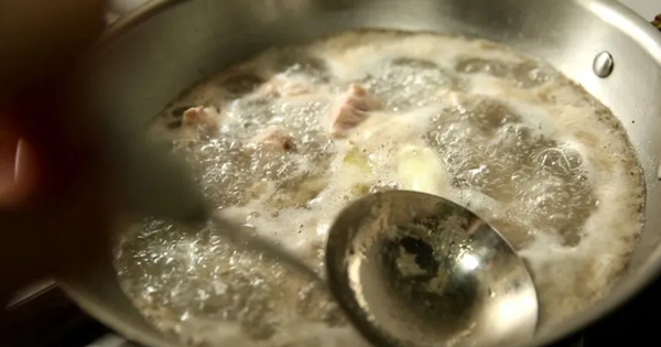 Nồi thịt nổi bọt là “tinh hoa dinh dưỡng” hay chất bẩn? Có nên hớt bỏ?