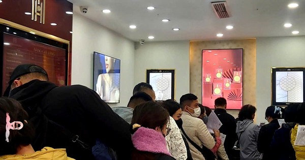 Người Hà Nội kiên trì xếp hàng mua vàng 0,1 chỉ dịp Tết Bính Ngọ 2026
