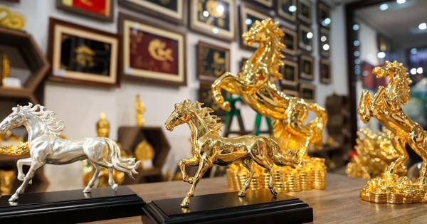 Giới nhà giàu Việt 'chơi' Tết xa xỉ với cây cảnh tỷ đồng, quà tặng dát vàng