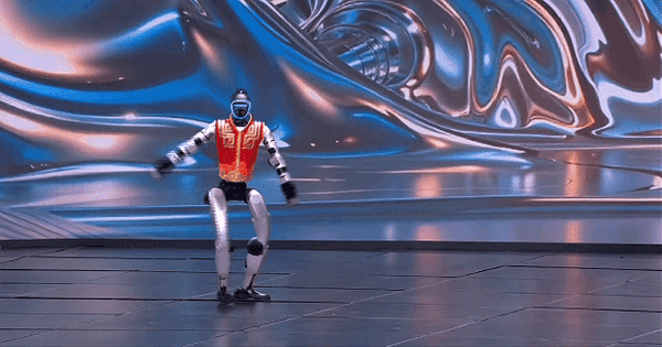 Robot hình người 'chiếm sóng' Gala Xuân Trung Quốc, biểu diễn võ thuật ấn tượng