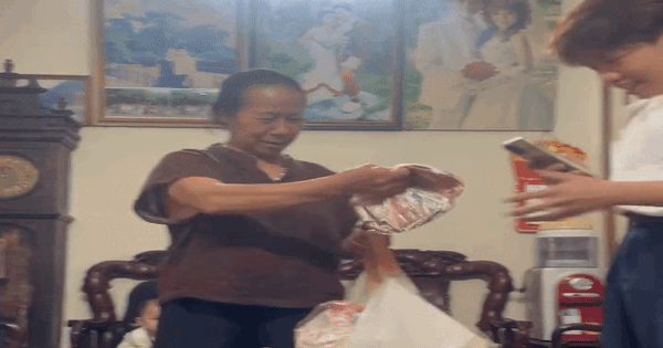 Bà Ngoại Gây Sốt Mạng Với Cách Lì Xì 'Độc Nhất Vô Nhị' Bằng Bọc Tiền Lẻ