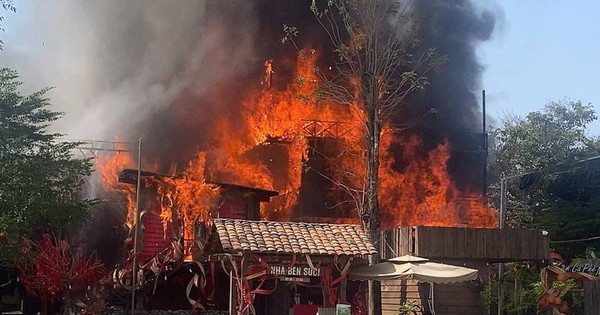 Cháy lớn quán cà phê ở TPHCM