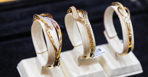 Giá vàng hôm nay 23/2: Trụ vững trên đỉnh cao