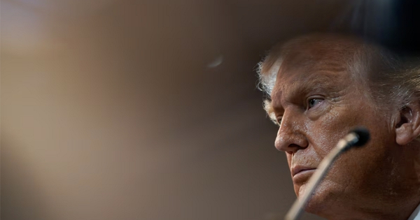 Ông Trump tiếp tục chỉ trích Tòa án Tối cao, cả...