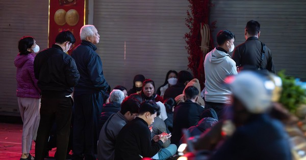 Người dân Hà Nội xếp hàng từ 3h sáng mua vàng cầu may trước ngày vía Thần Tài