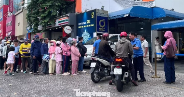 Vàng 0,1 chỉ 'cháy hàng' tại TP.HCM trước ngày Thần Tài, doanh nghiệp đẩy mạnh sản xuất mini