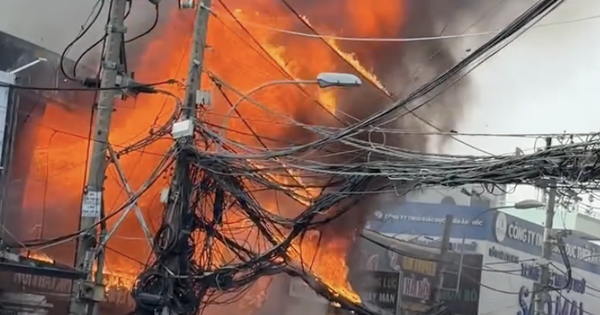 Cháy lớn cửa hàng nội thất ở TPHCM