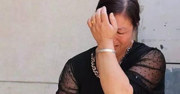Bà Lý Dùng Tiền Tiết Kiệm Cả Đời Mua Vòng Vàng Cho Cháu, Hai Năm Sau Bị Con Trai Bán Mua Ô Tô