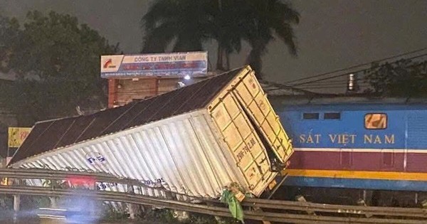 Tàu khách SE3 va chạm xe tải tại Hà Nội, giao thông đường sắt bị gián đoạn