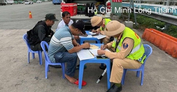 Cảnh sát giao thông xử phạt nhiều tài xế sử dụng điện thoại trên cao tốc TP.HCM – Long Thành – Dầu Giây