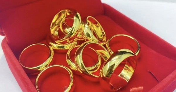 Giá vàng sáng 27/2 "hụt hơi" trước ngưỡng quan ...