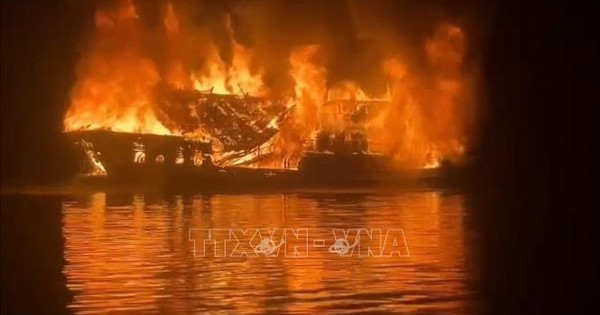 Sự cố cháy tàu du lịch trên Vịnh Hạ Long: Hành khách an toàn, nguyên nhân đang được điều tra