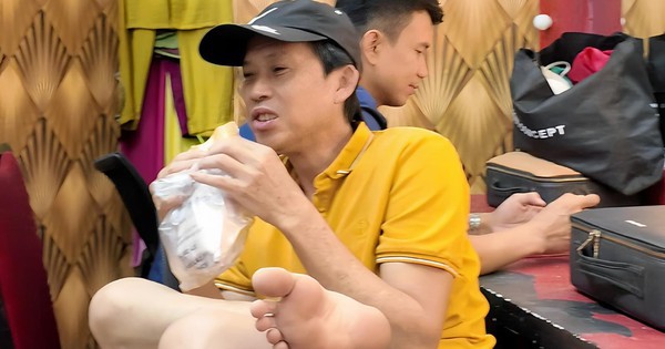 Dương Triệu Vũ tiết lộ hình ảnh Hoài Linh khỏe mạnh sau 4 giờ diễn, nhờ 'ổ bánh mì'