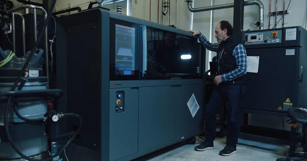 Từ kỳ lân tỷ USD đến phá sản: Đế chế in 3D Desk...