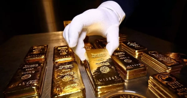 Bán tháo vàng bạc diễn ra rất mạnh