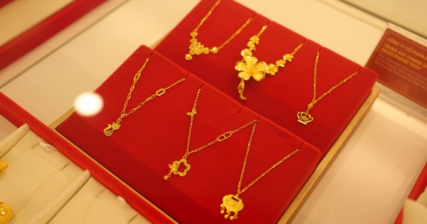 Giá vàng hôm nay 4/2: Bật tăng từ đáy