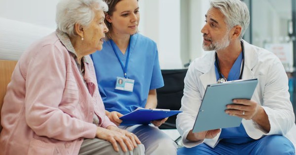 Bác sĩ hỏi bệnh nhân 103 tuổi bí quyết sống thọ, câu trả lời khiến ai cũng bất ngờ