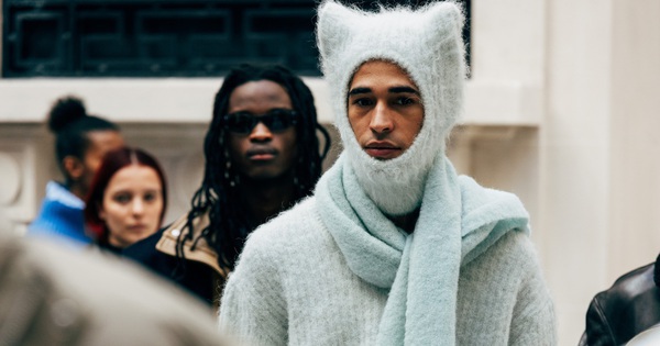 Cận cảnh tủ đồ của lữ khách đương đại giữa núi rừng và phố thị