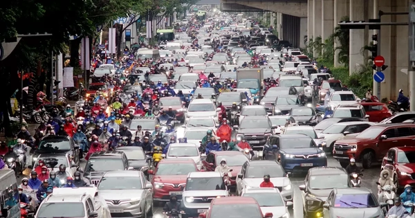 Sáng đầu tuần mưa rét, người Hà Nội "chôn chân" trên nhiều tuyến đường