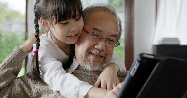 Câu hỏi tâm lý gia đình gây tranh cãi: Cha mẹ về già thường nhờ người con nào chăm sóc?