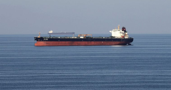 Tàu chở dầu Ả Rập Xê Út vượt eo biển Hormuz trong im lặng giữa căng thẳng Trung Đông