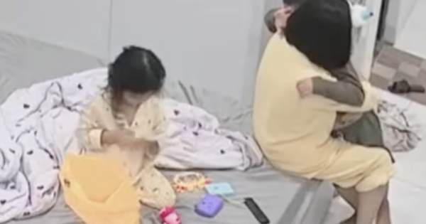 Video cậu bé khóc nhớ cha và vòng tay mẹ kế chạm triệu trái tim
