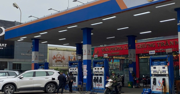 Giá xăng dầu giảm mạnh, người dân đổ xăng nhanh chóng chỉ trong vài phút