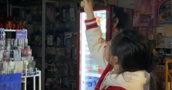 Bé gái 12 tuổi dùng tiền lì xì mở cửa hàng, thuê mẹ làm nhân viên gây tranh cãi
