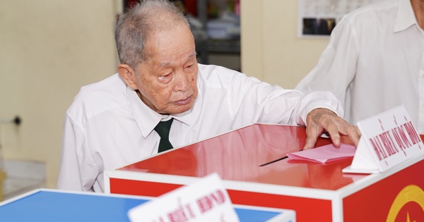 Đại tá Nguyễn Văn Tàu, 98 tuổi, bỏ phiếu đầu tiên tại TP.HCM trong ngày bầu cử