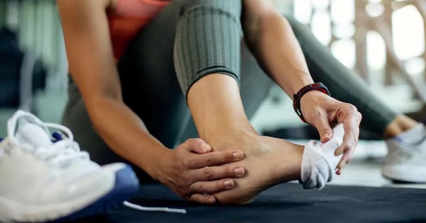 Sưng mắt cá chân: Dấu hiệu cảnh báo bệnh tim, thận và khi nào cần đi khám