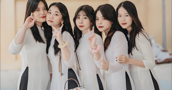Tiếng Italia: 'Tấm Thẻ Đen' Quyền Lực Mở Cửa Thế Giới Thượng Lưu