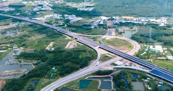 Bến Lức: Tăng trưởng nóng nhưng sức mua vẫn chảy về TP.HCM, bài toán 'lõi sống' cấp bách