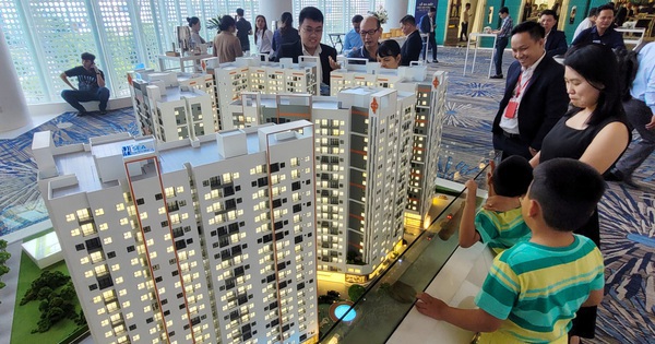 Bất động sản TP.HCM đối mặt khó khăn kép: Lãi suất cao và siết room tín dụng