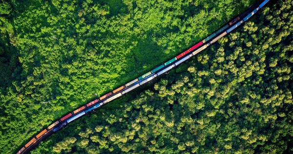 Sạt đá đèo Hải Vân làm trật bánh tàu, thiệt hại hơn 10 tỷ đồng, gây gián đoạn đường sắt Bắc – Nam