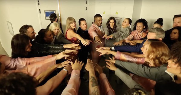 Taylor Swift Hào Phóng Thưởng Hàng Trăm Triệu Đô Cho Ekip The Eras Tour