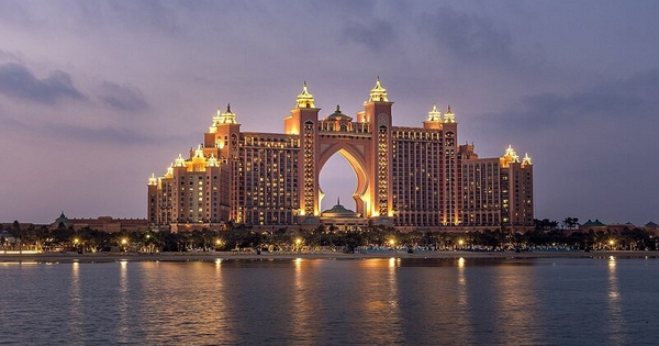 UAE Yêu Cầu Khách Sạn Gia Hạn Miễn Phí Cho Du Khách Mắc Kẹt Do Hủy Bay