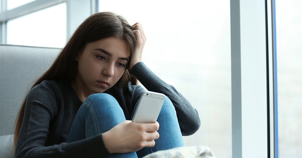 Mạng xã hội làm suy giảm hạnh phúc giới trẻ, đặc biệt ở nữ sinh tuổi teen