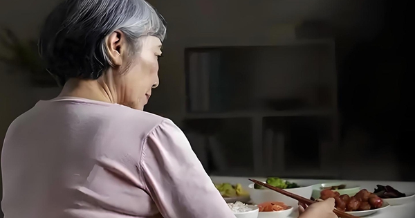 Phụ nữ trung niên sống chung: 3,5 triệu mỗi tháng và cảm giác 'người giúp việc có trả phí'