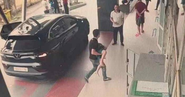 Vượt đèn đỏ đưa người đi cấp cứu có bị phạt? Cục CSGT giải đáp chi tiết