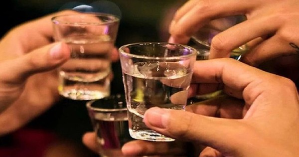 Ngộ độc rượu methanol: Bệnh nhân 35 tuổi ngừng tuần hoàn sau khi uống rượu ngoại