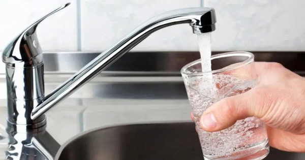 Uống nước máy đun sôi có an toàn không? Chuyên gia giải đáp thắc mắc phổ biến