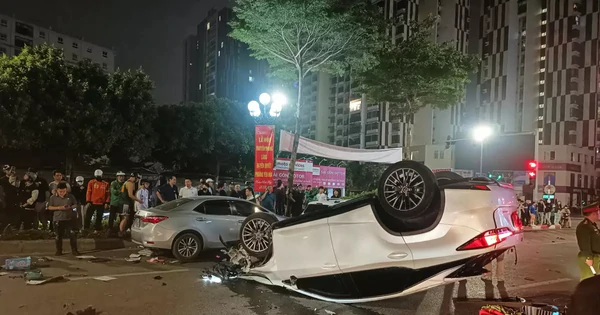 Xe Lexus tăng tốc gây tai nạn liên hoàn tại ngã tư Hà Nội, nhiều phương tiện hư hỏng