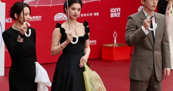 Trương Tịnh Nghi gây sốt với túi nylon vàng, vô tình quảng cáo miễn phí cho Balenciaga