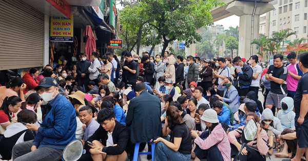 Hàng trăm người xếp hàng từ sáng sớm nhận vàng trước hạn tại Hà Nội