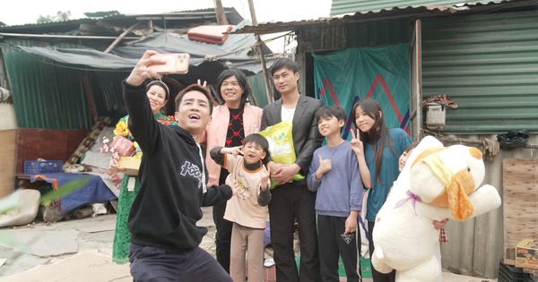 Câu hỏi 'Con có phải khóc không?' trong 'Giời ơi! Mình đi đâu thế?' gợi suy ngẫm về thiện nguyện thời đại số